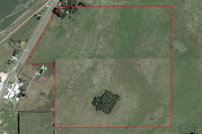 En el Partido de Chascomus, Provincia de Buenos Aires. Con un frente de 500 metros sobre la autovia N 2.